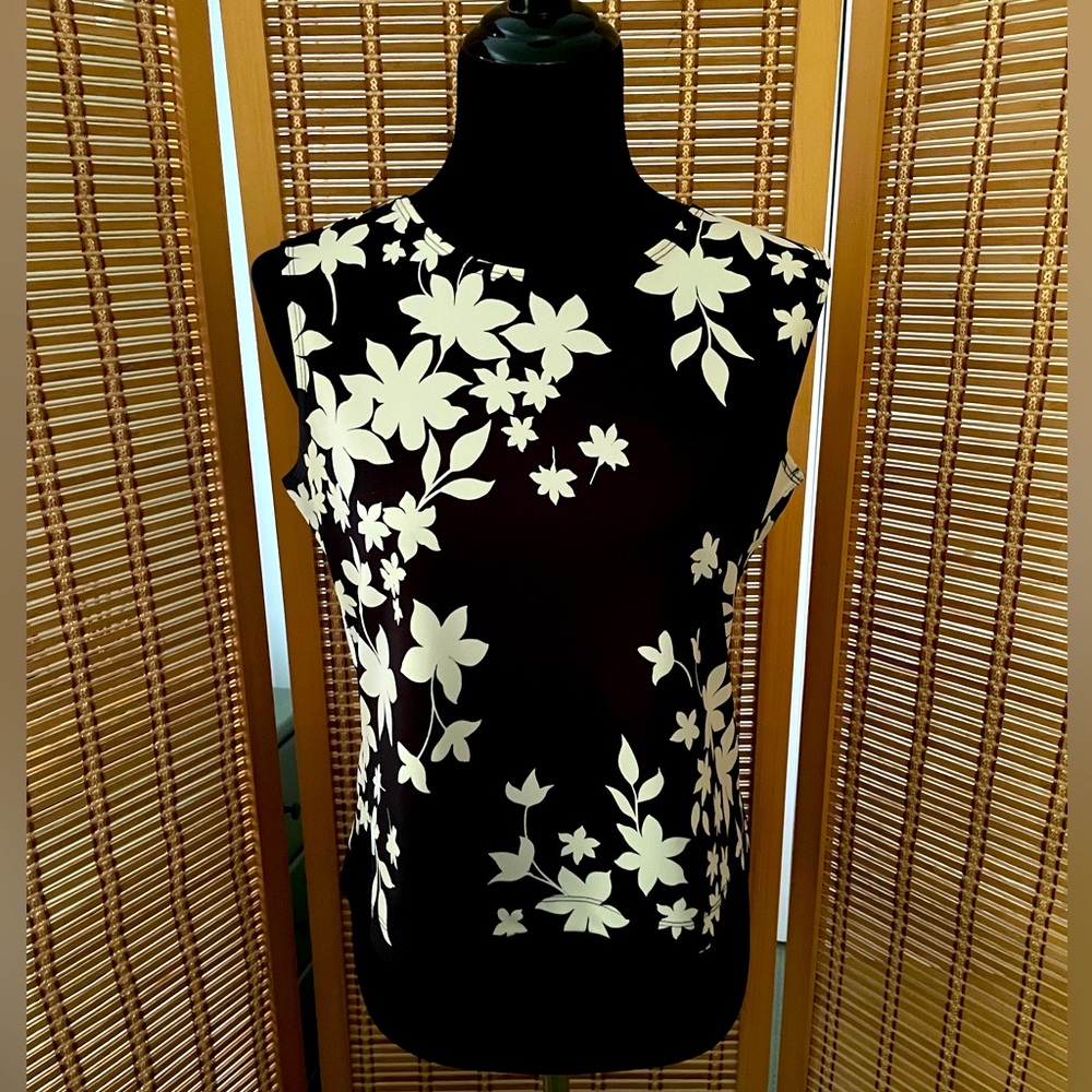Casual Corner black and white tropical flower patterned sleeveless top, size M